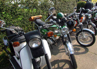 Montag: Weit über 100 Mopeds nahmen an der Mopedli-Ausfahrt teil. Hier ein paar Eindrücke von der Ankunft und dem Beginn der Ausfahrt.