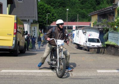 Montag: Weit über 100 Mopeds nahmen an der Mopedli-Ausfahrt teil. Hier ein paar Eindrücke von der Ankunft und dem Beginn der Ausfahrt.