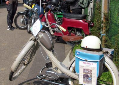 Montag: Weit über 100 Mopeds nahmen an der Mopedli-Ausfahrt teil. Hier ein paar Eindrücke von der Ankunft und dem Beginn der Ausfahrt.