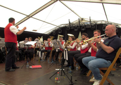 Montag: Der Musikverein Ortenberg unterhielt die Festgäste in Dörlinbach. In deren Reihen spielte Schuttertals Bürgermeister an der Trompete mit.