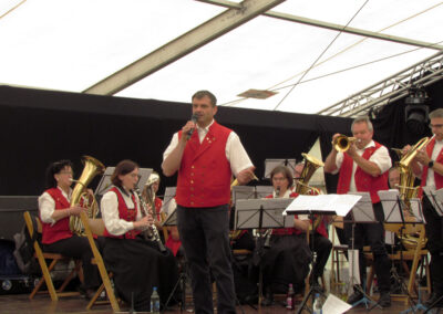 Montag: Der Musikverein Ortenberg unterhielt die Festgäste in Dörlinbach. In deren Reihen spielte Schuttertals Bürgermeister an der Trompete mit.