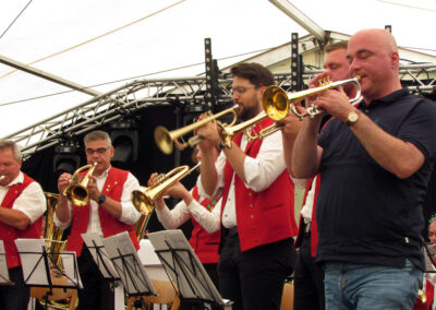 Montag: Der Musikverein Ortenberg unterhielt die Festgäste in Dörlinbach. In deren Reihen spielte Schuttertals Bürgermeister an der Trompete mit.