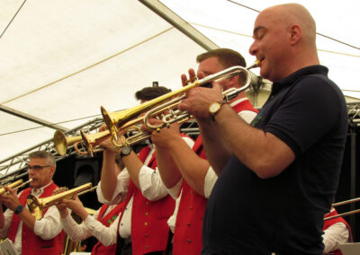 Montag: Der Musikverein Ortenberg unterhielt die Festgäste in Dörlinbach. In deren Reihen spielte Schuttertals Bürgermeister an der Trompete mit.