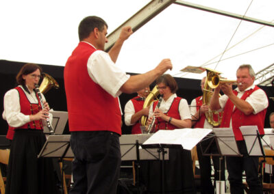 Montag: Der Musikverein Ortenberg unterhielt die Festgäste in Dörlinbach. In deren Reihen spielte Schuttertals Bürgermeister an der Trompete mit.