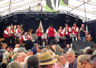 Montag: Der Musikverein Ortenberg unterhielt die Festgäste in Dörlinbach. In deren Reihen spielte Schuttertals Bürgermeister an der Trompete mit.