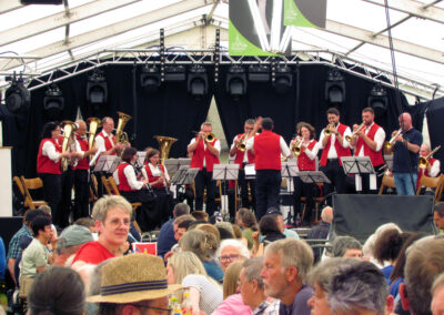 Montag: Der Musikverein Ortenberg unterhielt die Festgäste in Dörlinbach. In deren Reihen spielte Schuttertals Bürgermeister an der Trompete mit.