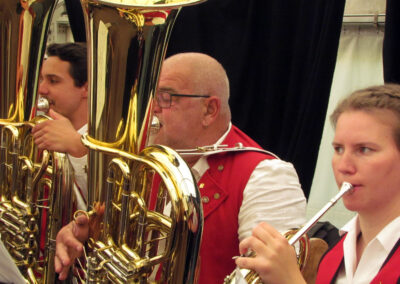 Montag: Der Musikverein Ortenberg unterhielt die Festgäste in Dörlinbach. In deren Reihen spielte Schuttertals Bürgermeister an der Trompete mit.