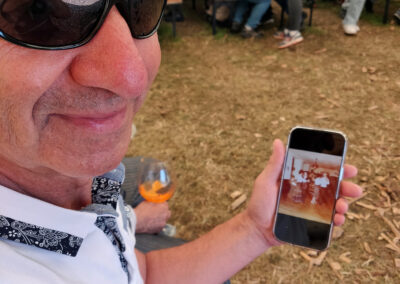 Mit einem alten Abschlussballfoto auf seinem Smartphone suchte Giovanni nach ehemaligen Schülerinnen und Schülern.