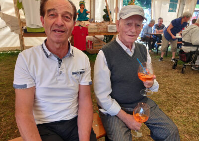 Giovanni und seine Freunde hatten sichtlich Spaß in Dörlinbach. Er informierte telefonisch Freunde und Familie über das Fest, sodass diese spontan vorbeikamen.