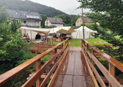 Beim Einrichten des Lagers hinter der Brücke war noch Regen ein ständiger Begleiter. Ab Sonntagmittag dominierte die Sonne über dem Lager und dem Festgelände.