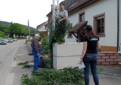 Impressionen vom Aufbau des Schwibbogens. Tagelang wurde im Neudorf bis in die Nacht hinein gearbeitet.