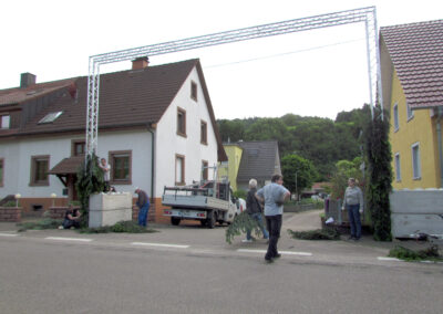 Impressionen vom Aufbau des Schwibbogens. Tagelang wurde im Neudorf bis in die Nacht hinein gearbeitet.
