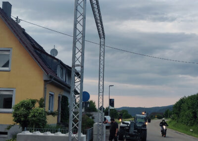 Impressionen vom Aufbau des Schwibbogens. Tagelang wurde im Neudorf bis in die Nacht hinein gearbeitet.