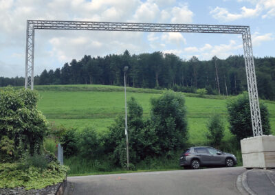 Impressionen vom Aufbau des Schwibbogens. Tagelang wurde im Neudorf bis in die Nacht hinein gearbeitet.