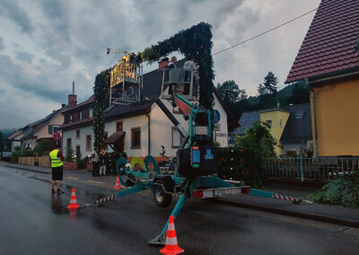Impressionen vom Aufbau des Schwibbogens. Tagelang wurde im Neudorf bis in die Nacht hinein gearbeitet.