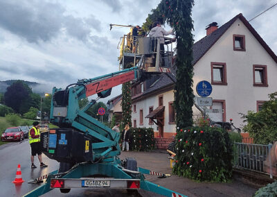 Impressionen vom Aufbau des Schwibbogens. Tagelang wurde im Neudorf bis in die Nacht hinein gearbeitet.