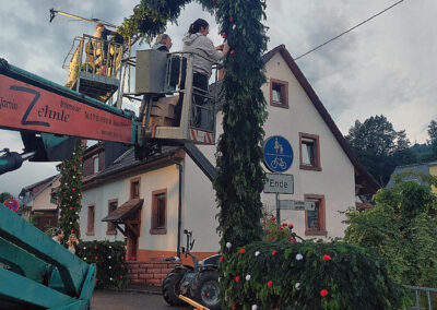 Impressionen vom Aufbau des Schwibbogens. Tagelang wurde im Neudorf bis in die Nacht hinein gearbeitet.