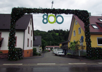 Das Werk ist vollendet. Ein festlicher Torbogen mit über 800 Röschen begrüßt die Gäste beim großen Jubiläumsfest.