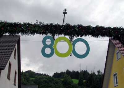 Das Werk ist vollendet. Ein festlicher Torbogen mit über 800 Röschen begrüßt die Gäste beim großen Jubiläumsfest.