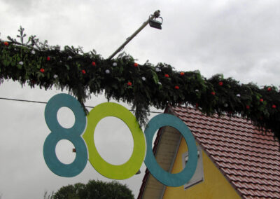 Das Werk ist vollendet. Ein festlicher Torbogen mit über 800 Röschen begrüßt die Gäste beim großen Jubiläumsfest.