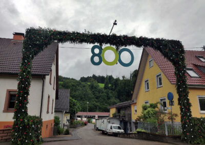 Das Werk ist vollendet. Ein festlicher Torbogen mit über 800 Röschen begrüßt die Gäste beim großen Jubiläumsfest.