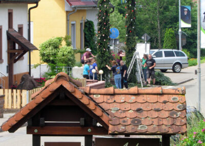 Abbau des Schwibbogens: Nach einem gelungenen Fest muss der Torbogen wieder weichen. Was tagelang aufgebaut wurde verschwindet an einem einzigen Tag.
