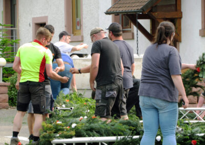 Abbau des Schwibbogens: Nach einem gelungenen Fest muss der Torbogen wieder weichen. Was tagelang aufgebaut wurde verschwindet an einem einzigen Tag.
