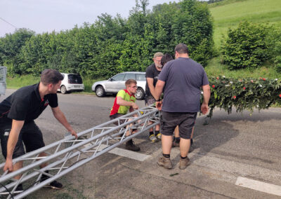 Abbau des Schwibbogens: Nach einem gelungenen Fest muss der Torbogen wieder weichen. Was tagelang aufgebaut wurde verschwindet an einem einzigen Tag.