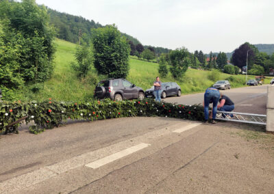 Abbau des Schwibbogens: Nach einem gelungenen Fest muss der Torbogen wieder weichen. Was tagelang aufgebaut wurde verschwindet an einem einzigen Tag.