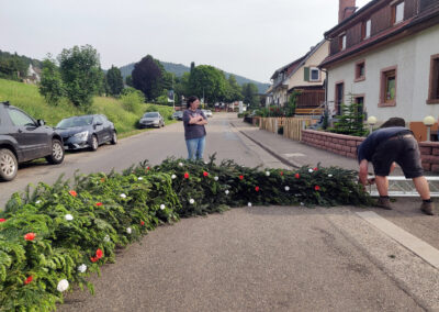 Abbau des Schwibbogens: Nach einem gelungenen Fest muss der Torbogen wieder weichen. Was tagelang aufgebaut wurde verschwindet an einem einzigen Tag.