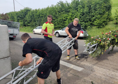 Abbau des Schwibbogens: Nach einem gelungenen Fest muss der Torbogen wieder weichen. Was tagelang aufgebaut wurde verschwindet an einem einzigen Tag.