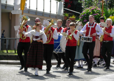 Patrozinium 2025: Teil des Patronatsfests war die Flurprozession zum Sandplatz. Angeführt von der Trachtenkapelle und der Feuerwehr.