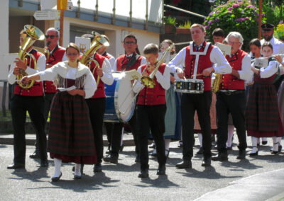 Patrozinium 2025: Teil des Patronatsfests war die Flurprozession zum Sandplatz. Angeführt von der Trachtenkapelle und der Feuerwehr.