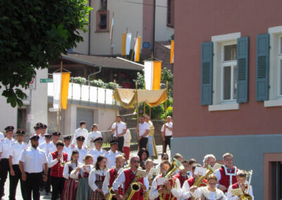 Patrozinium 2025: Teil des Patronatsfests war die Flurprozession zum Sandplatz. Angeführt von der Trachtenkapelle und der Feuerwehr.