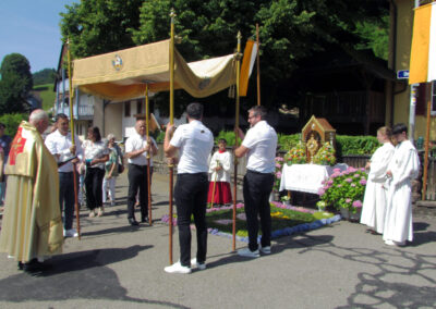 Patrozinium 2025: Teil des Patronatsfests war die Flurprozession zum Sandplatz. Angeführt von der Trachtenkapelle und der Feuerwehr.