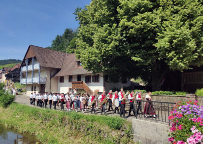 Patrozinium 2025: Teil des Patronatsfests war die Flurprozession zum Sandplatz. Angeführt von der Trachtenkapelle und der Feuerwehr.