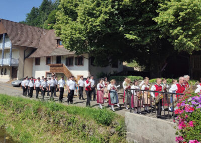 Patrozinium 2025: Teil des Patronatsfests war die Flurprozession zum Sandplatz. Angeführt von der Trachtenkapelle und der Feuerwehr.