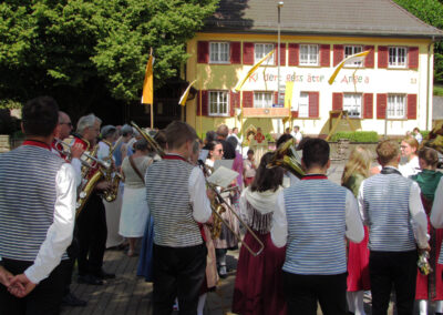 Patrozinium 2025: Teil des Patronatsfests war die Flurprozession zum Sandplatz. Angeführt von der Trachtenkapelle und der Feuerwehr.