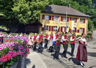 Patrozinium 2025: Teil des Patronatsfests war die Flurprozession zum Sandplatz. Angeführt von der Trachtenkapelle und der Feuerwehr.