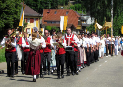 Patrozinium 2025: Teil des Patronatsfests war die Flurprozession zum Sandplatz. Angeführt von der Trachtenkapelle und der Feuerwehr.