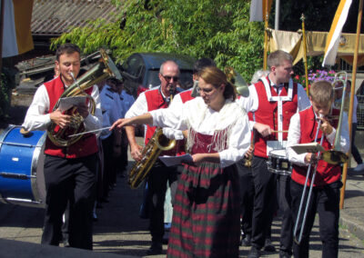 Patrozinium 2025: Teil des Patronatsfests war die Flurprozession zum Sandplatz. Angeführt von der Trachtenkapelle und der Feuerwehr.