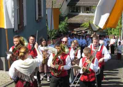 Patrozinium 2025: Teil des Patronatsfests war die Flurprozession zum Sandplatz. Angeführt von der Trachtenkapelle und der Feuerwehr.