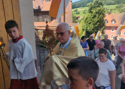 Patrozinium 2025: Teil des Patronatsfests war die Flurprozession zum Sandplatz. Angeführt von der Trachtenkapelle und der Feuerwehr.