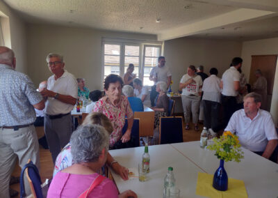 Patrozinium 2025: Impressionen vom Stehempfang im Pfarrsaal, wozu nach dem Festgottesdienst ins Pfarrzentrum eingeladen wurde.