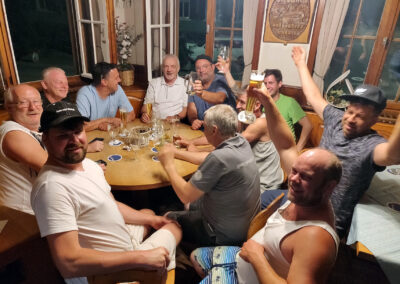 Der Stammtisch war den ganzen Abend über bis weit nach Mitternacht besetzt, zeitweise mussten zusätzliche Stühle für diesen Tisch bereitgestellt werden.
