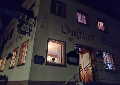 Zum letzten Mal: Die Lichter der „Engel“-Gaststube und des Saals erleuchten den Dörlinbacher Nachthimmel.