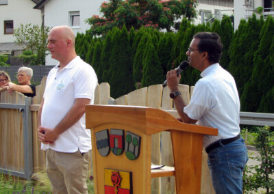 Pater Yesudas von der Kirchengemeinde segnete den neuen „Mühlenplatz“.