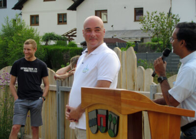 Pater Yesudas von der Kirchengemeinde segnete den neuen „Mühlenplatz“.
