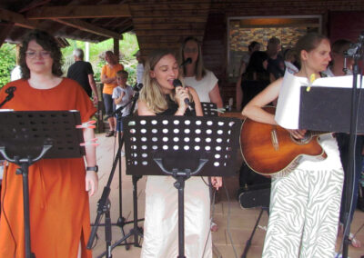 Umrahmt von Klängen der Gruppe „Meilenstein“ genossen die zahlreichen Besucherinnen und Besucher das Einweihungsfest.