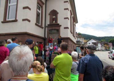 Musikalische Familienwanderung: Impressionen vom Treffpunkt bei der Alten Schule.